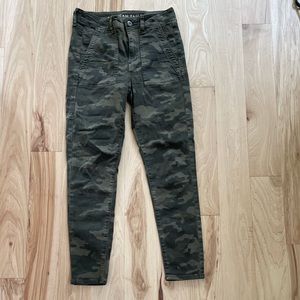 Cropped camo stretchy jeans